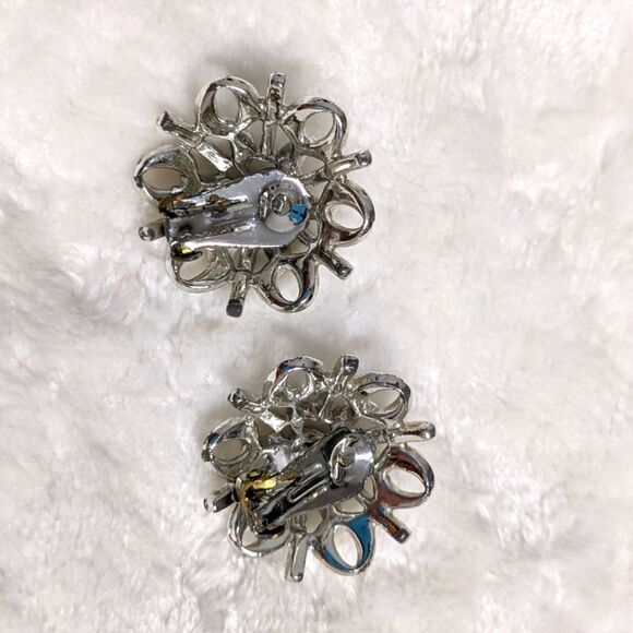 Vintage 80's Rhodium Plated Floral Motif Domed Clip Earrings - Picture 6 of 11